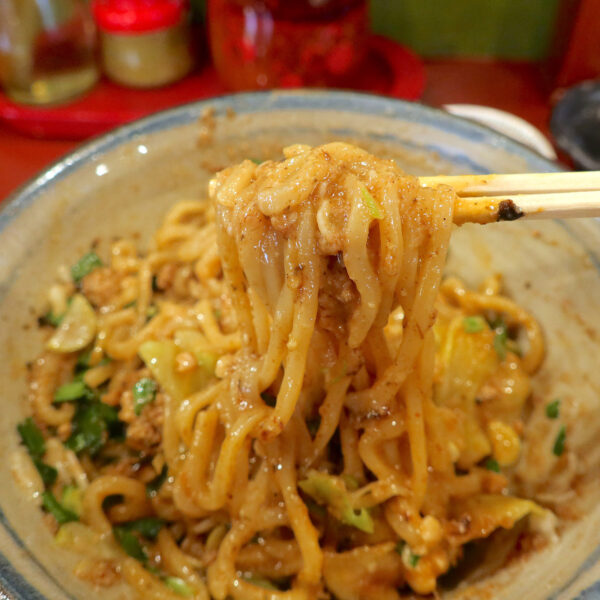 この粘りのある太麺が美味しい