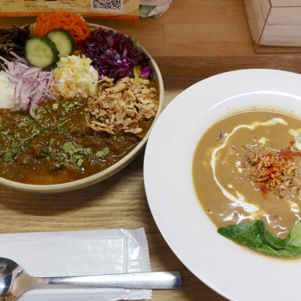 チキントマトカレー（1,300円）＆イカとアサリのスープ（300円）
