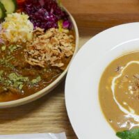 那覇「大道CurryChan」でチキントマトカレー＆イカとアサリのスープ