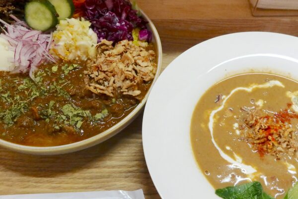 那覇「大道CurryChan」でチキントマトカレー＆イカとアサリのスープ