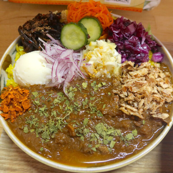 定番のカレーは副菜たっぷり