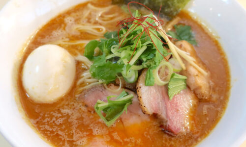 与那原町「NAGISA」で特製SPICY魚介豚骨+餃子&ニンニク味噌タレ