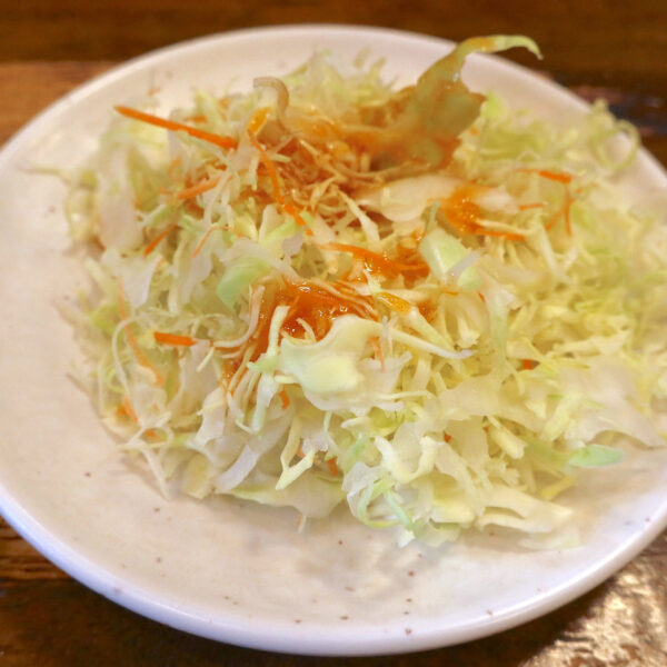 サラダはトウガラシドレッシングで