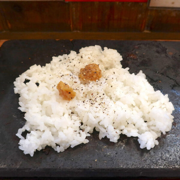 岩盤に米とニンニク味噌