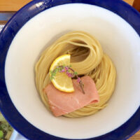 浦添・港川外人住宅「サンチクジュ港川」の昆布水つけ麺 醤油 肉盛りがめちゃウマい