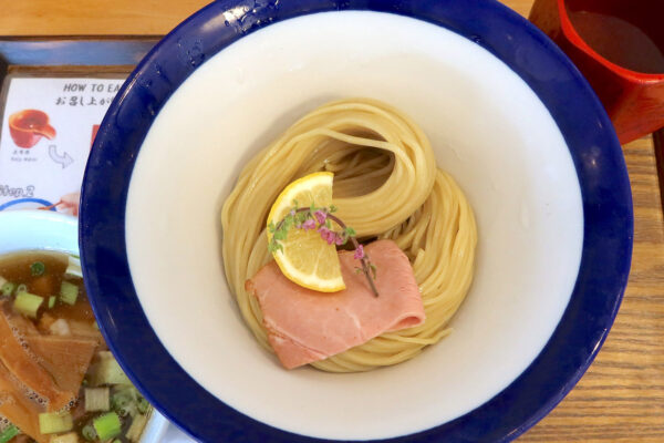 浦添・港川外人住宅「サンチクジュ港川」の昆布水つけ麺 醤油 肉盛りがめちゃウマい