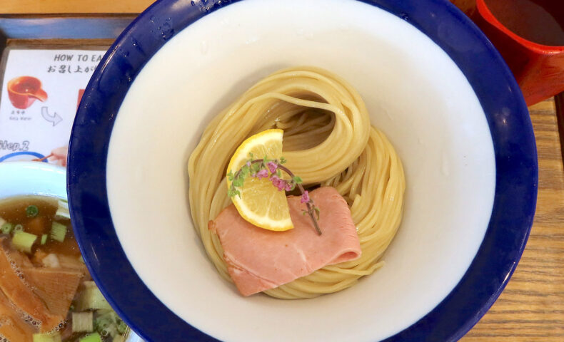 浦添・港川外人住宅「サンチクジュ港川」の昆布水つけ麺 醤油 肉盛りがめちゃウマい