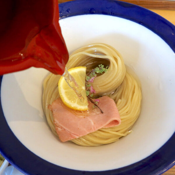 昆布水を注ぎます
