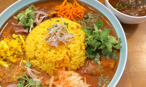那覇・安里「ヤマナカリー」で旨み爆発! 鶏と豚の4種のカレー
