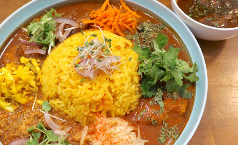 那覇・安里「ヤマナカリー」で旨み爆発! 鶏と豚の4種のカレー