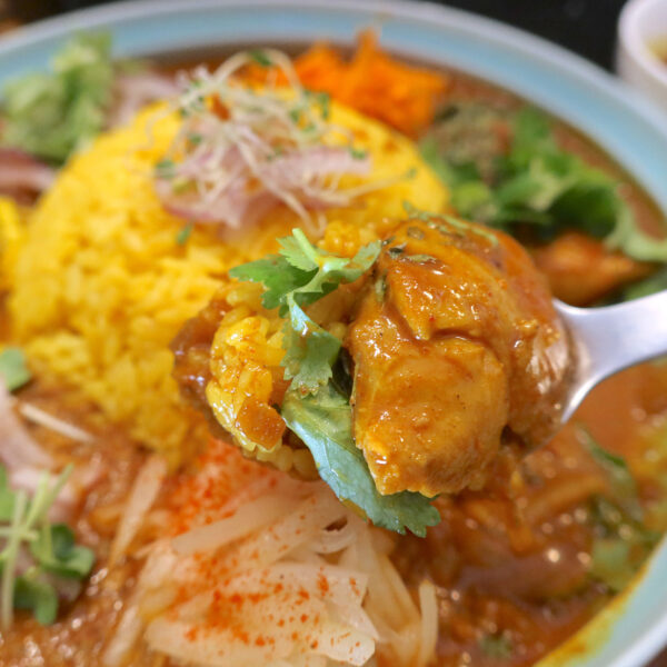 県産鶏だしと魚介だし 旨み推しチキンカレー