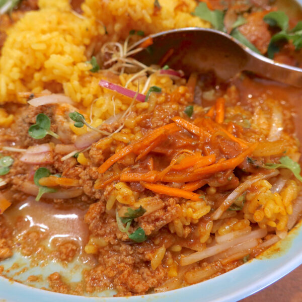 鶏肉系のカレーを混ぜて…