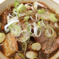 那覇・安里「沖縄そば SOBA DAY」で限定・大道ブラック 肉全部のせ＆じゅーしー