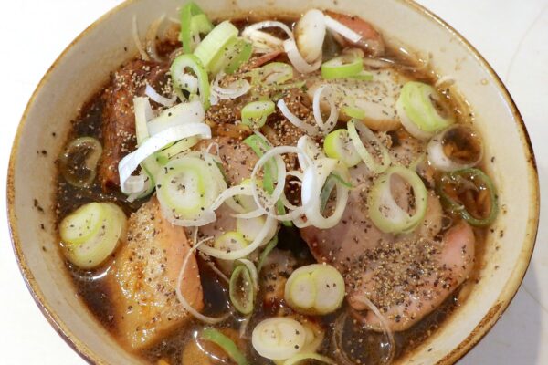 那覇・安里「沖縄そば SOBA DAY」で限定・大道ブラック 肉全部のせ＆じゅーしー