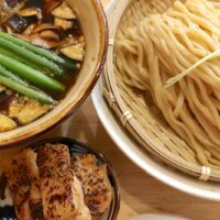 那覇・久茂地「沖縄つけそば本多」で山椒と鶏ごぼうつけそば 炙り鶏増し