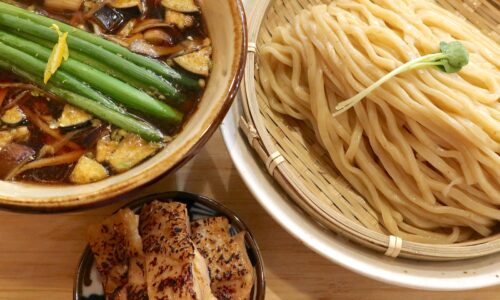 那覇・久茂地「沖縄つけそば本多」で山椒と鶏ごぼうつけそば 炙り鶏増し