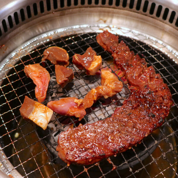 ラムホルモンも焼きます。