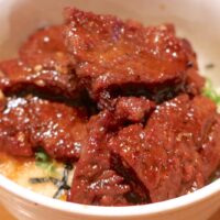 「焼肉きんぐ」の壺漬けドラゴンハラミをアレンジして勝手にパワフルハラミ丼