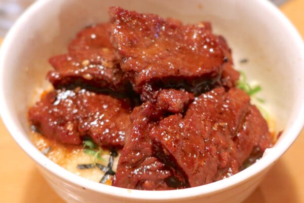 「焼肉きんぐ」の壺漬けドラゴンハラミをアレンジして勝手にパワフルハラミ丼