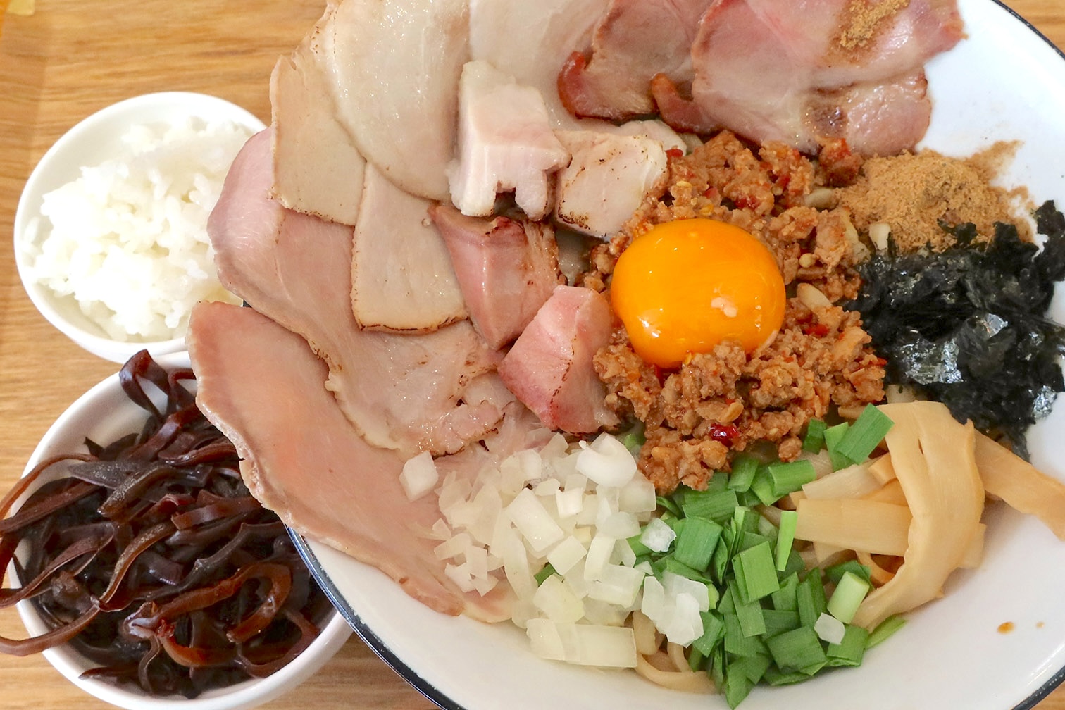 虎千代様 安納こがね500本 那覇「虎 kitchen（タイガーキッチン）」で肉が主役の台湾まぜそば・あ