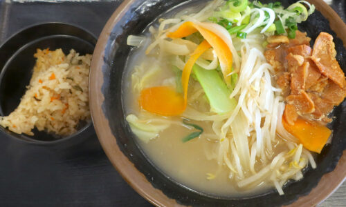 浦添の国道沿い大型沖縄そば店「宮良そば」で旨肉野菜そば 半ジューシーセット