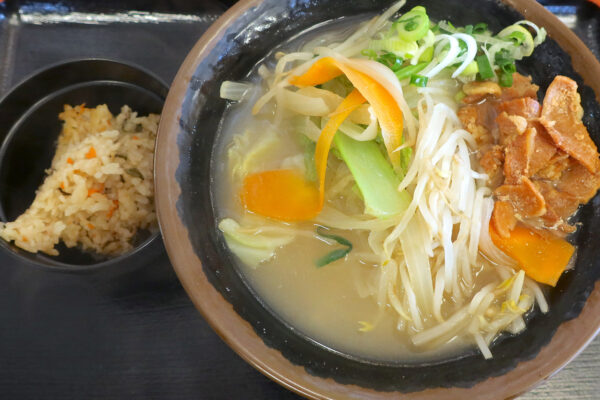 浦添の国道沿い大型沖縄そば店「宮良そば」で旨肉野菜そば 半ジューシーセット