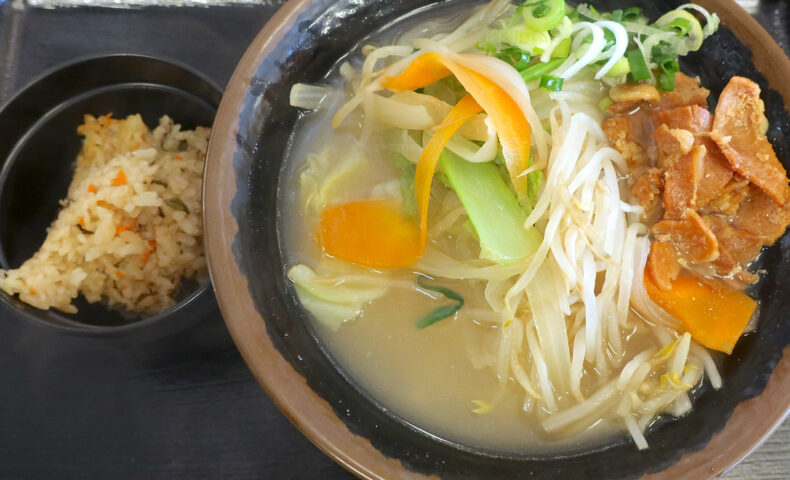 浦添の国道沿い大型沖縄そば店「宮良そば」で旨肉野菜そば 半ジューシーセット