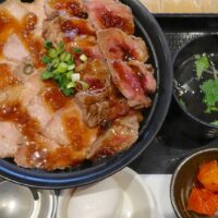 浦添・パルコシティ「オ肉ヤ」で牛ステーキ&ローストビーフ丼 大盛 スープセット