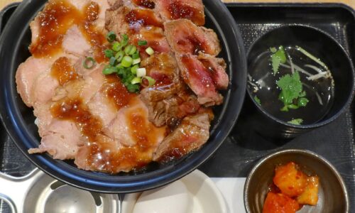 浦添・パルコシティ「オ肉ヤ」で牛ステーキ&ローストビーフ丼 大盛 スープセット