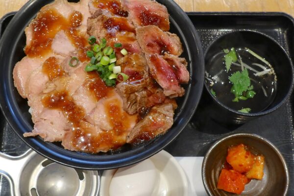 浦添・パルコシティ「オ肉ヤ」で牛ステーキ＆ローストビーフ丼 大盛 スープセット