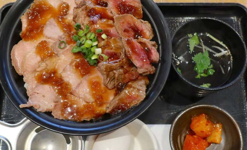 浦添・パルコシティ「オ肉ヤ」で牛ステーキ＆ローストビーフ丼 大盛 スープセット