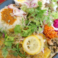 那覇「タマニカレー」でカラフルな豚バラとレモンカレー サラダ・副菜付き