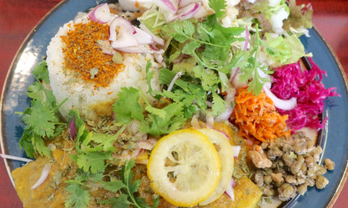 那覇「タマニカレー」でカラフルな豚バラとレモンカレー サラダ・副菜付き