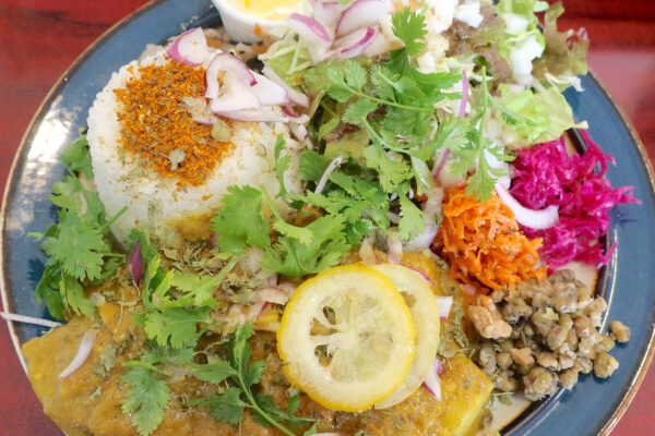 那覇「タマニカレー」でカラフルな豚バラとレモンカレー サラダ・副菜付き