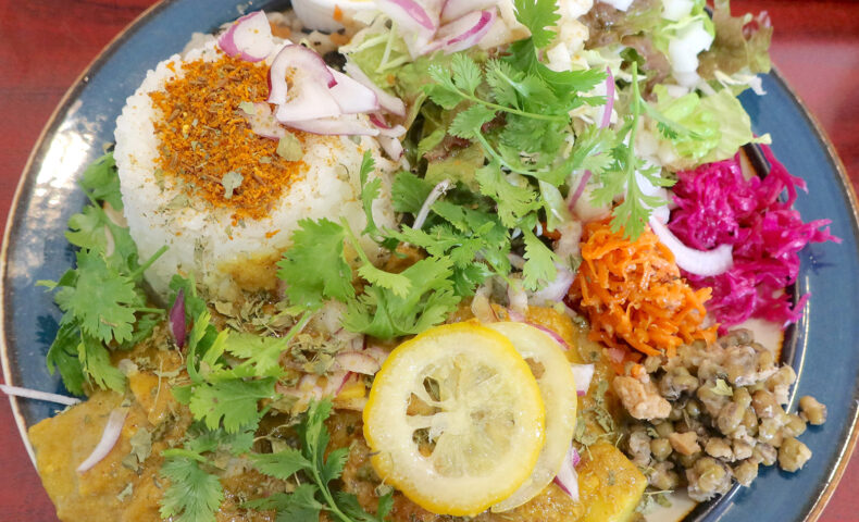 那覇「タマニカレー」でカラフルな豚バラとレモンカレー サラダ・副菜付き