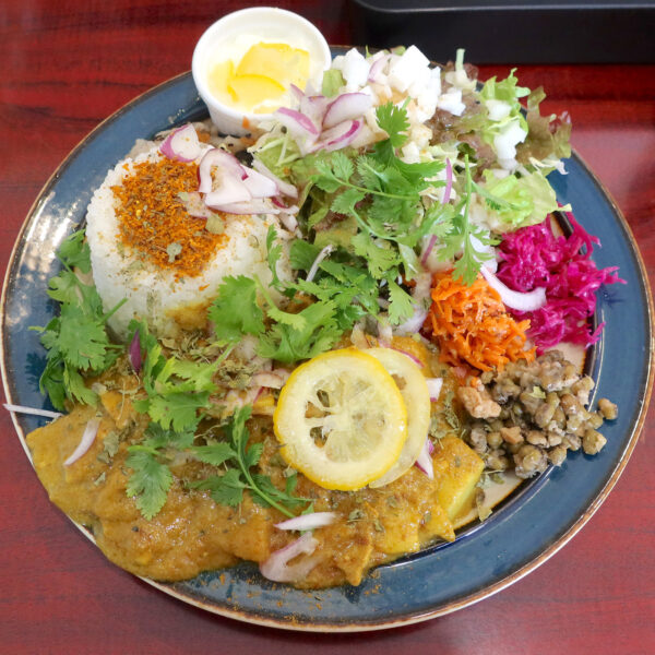 豚バラとレモンカレー サラダ・副菜付き(1,300円)