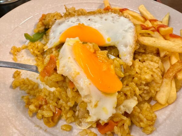 目玉焼きをくずして