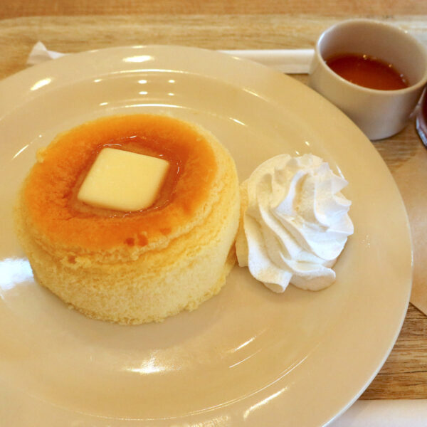 ふんわりスフレパンケーキ メープル&クリーム(590円)