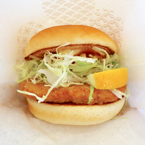 和風旨(うま)だれのとり竜田バーガー 〜くし切りレモン添え〜(470円)