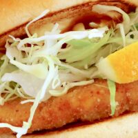 「モスバーガー」の新作・和風旨だれのとり竜田バーガー&イートイン限定・ふんわりスフレパンケーキ