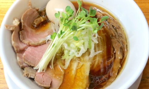 那覇・真嘉比「ラーメン 志のわ」であっさりうんまい全部入り・特選醤油ラーメン