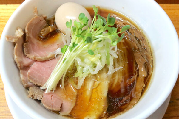 那覇・真嘉比「ラーメン 志のわ」であっさりうんまい全部入り・特選醤油ラーメン