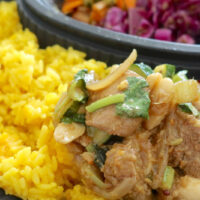 那覇「スパイスカレーの店 ゴカルナ」で黒酢と塩豚のカレーとキュウリとピーナッツの台湾アチャール＋島野菜アチャール＋ザワークラウト（2,108円）