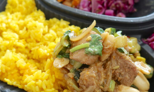 那覇「スパイスカレーの店 ゴカルナ」で黒酢と塩豚のカレーとキュウリとピーナッツの台湾アチャール+島野菜アチャール+ザワークラウト(2,108円)