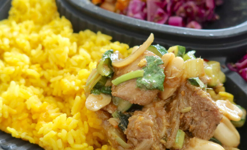 那覇「スパイスカレーの店 ゴカルナ」で黒酢と塩豚のカレーとキュウリとピーナッツの台湾アチャール＋島野菜アチャール＋ザワークラウト（2,108円）