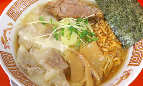 那覇「赤ひげラーメン」の限定・ワンタン入り王道の中華そば 醤油