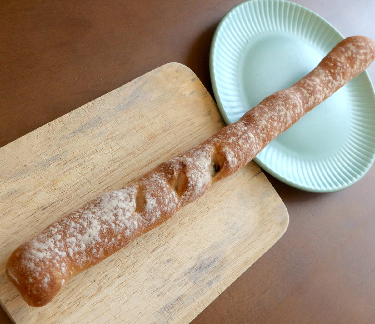 クリームチーズと丹波黒豆のフランスパン（270円）