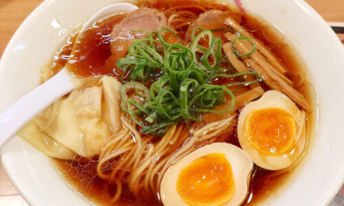 牧志「麺屋なりよし」で醤油ワンタン麺＋味玉トッピング