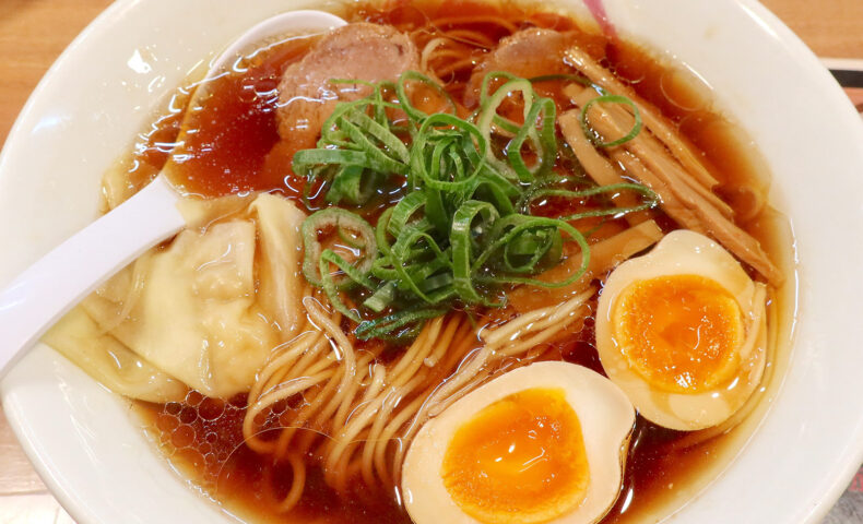 牧志「麺屋なりよし」で醤油ワンタン麺＋味玉トッピング