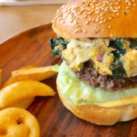 菜の花＆ベーコン＆玉子がアクセント！ 「FLIP-FLOP」のマンスリー・菜の花ベーコンバーガー